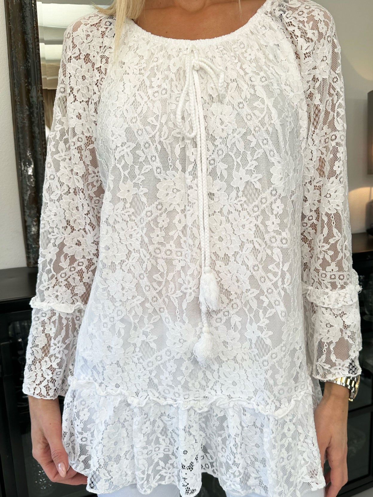 Trille - Söt spetstunika med volangkant